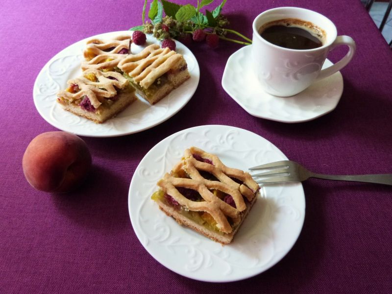 Ciasto z owocami i rabarbarem