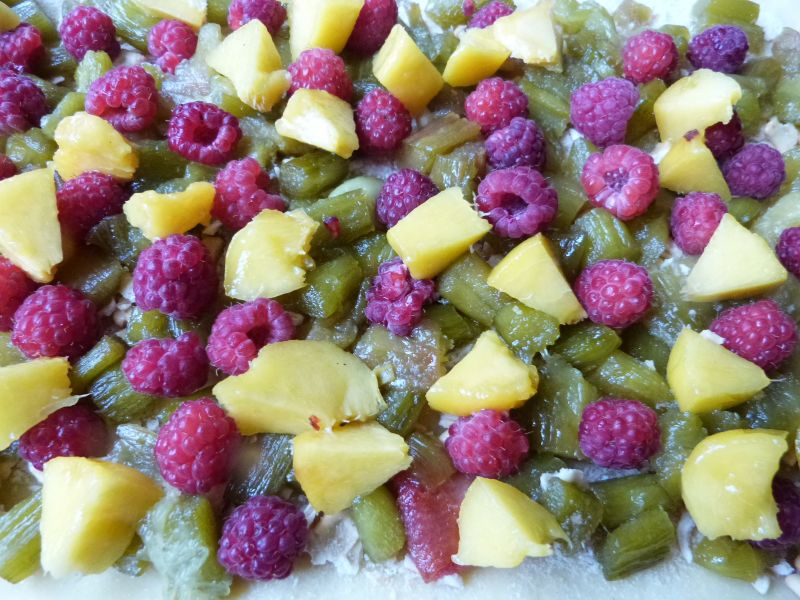 Ciasto z owocami i rabarbarem