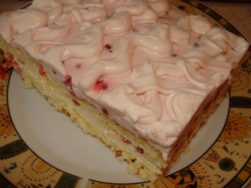 Ciasto z porzeczkami kremem i bitą śmietaną
