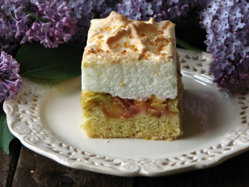 Ciasto z rabarbarem i bezą