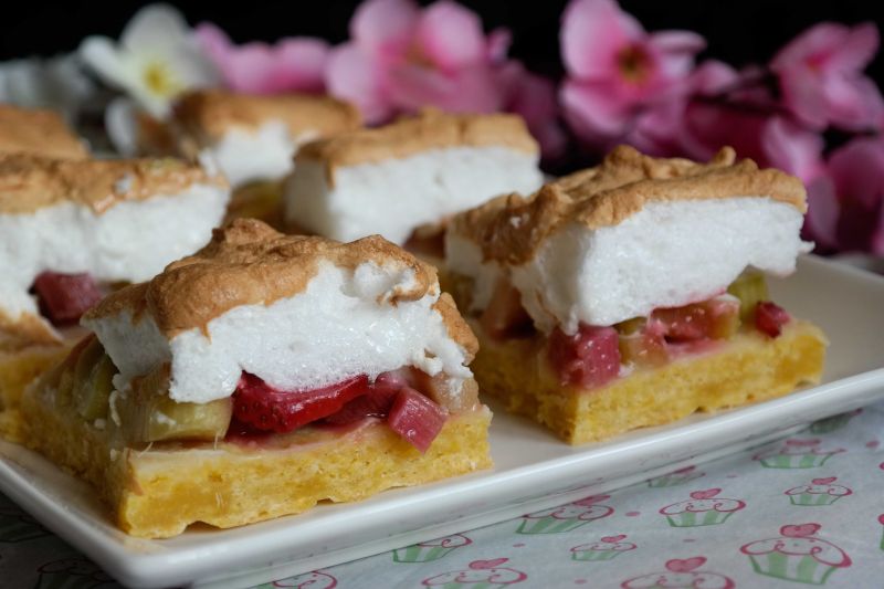 Ciasto z rabarbarem i bezą