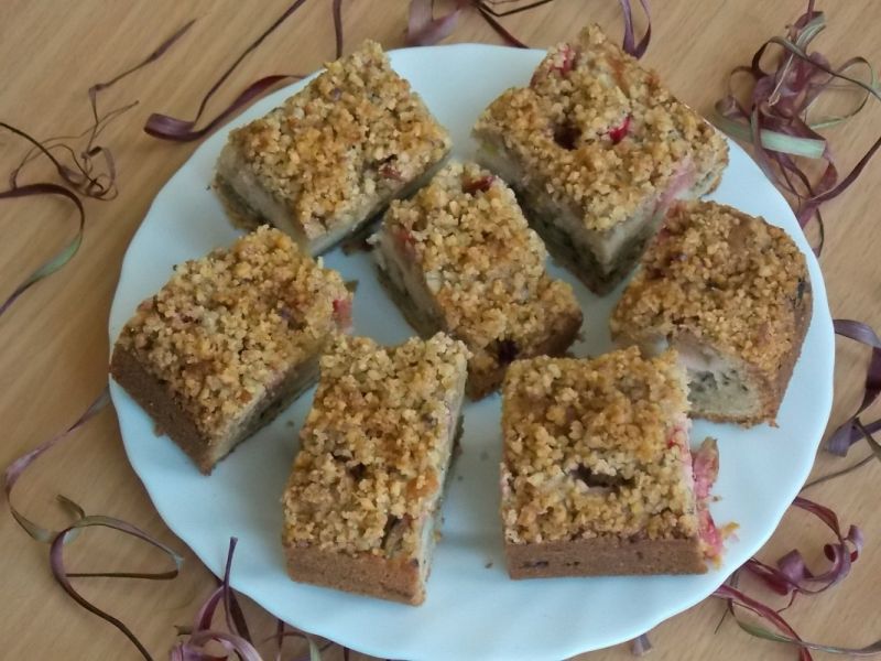 Ciasto z rabarbarem i orzechową kruszonką