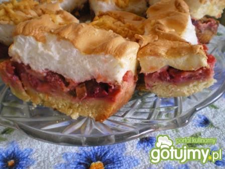 Ciasto z rabarbarem, truskawkami i bezą