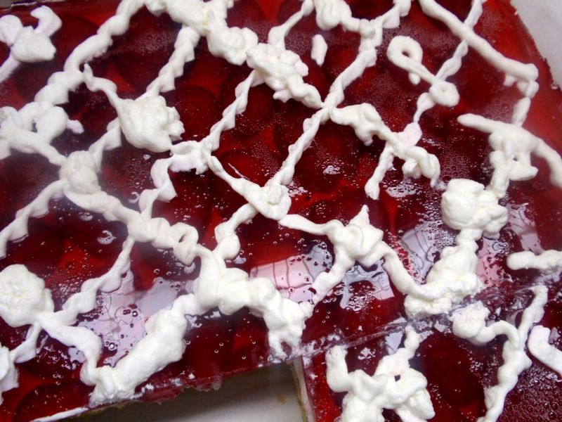Ciasto z truskawkami galaretką i śmietaną Ciasto z truskawkami galaretką i śmietaną