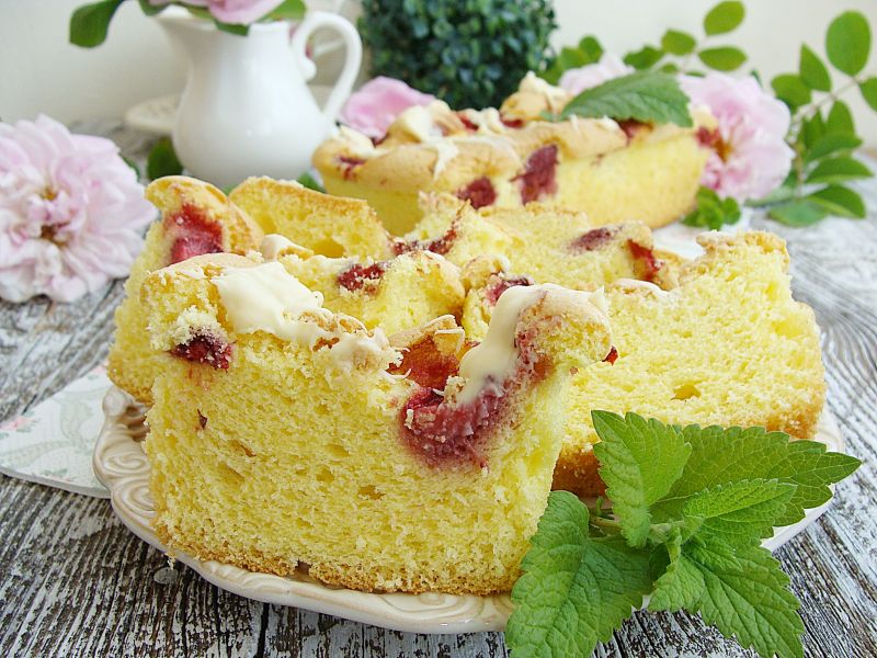 Ciasto z truskawkami i białą czekoladą Ciasto z truskawkami i białą czekoladą