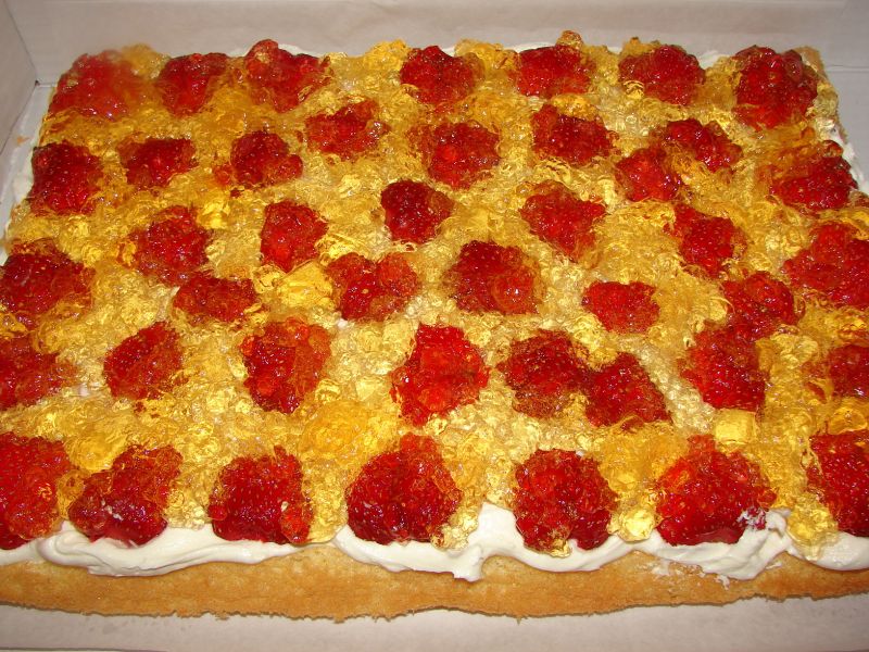 Ciasto z truskawkami i galaretką