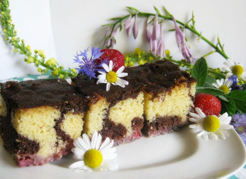 Ciasto z truskawkami i kakao