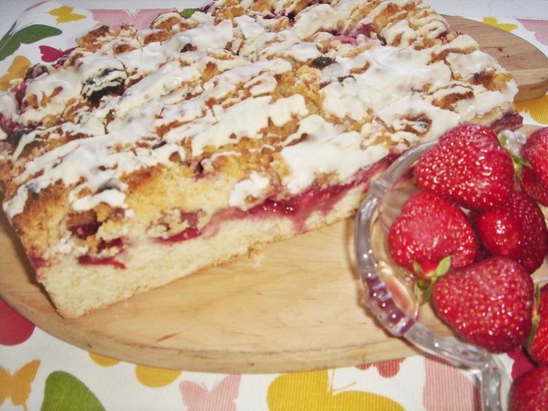 Ciasto z truskawkami i polewą z białej czekolady Ciasto z truskawkami i polewą z białej czekolady