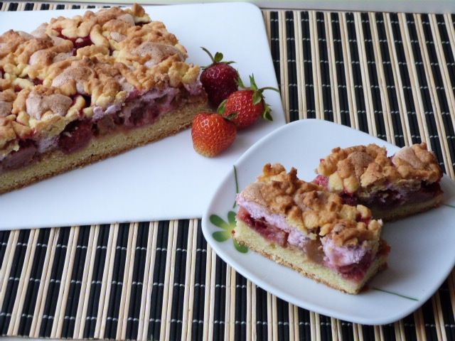 Ciasto z truskawkami i rabarbarem Ciasto z truskawkami i rabarbarem
