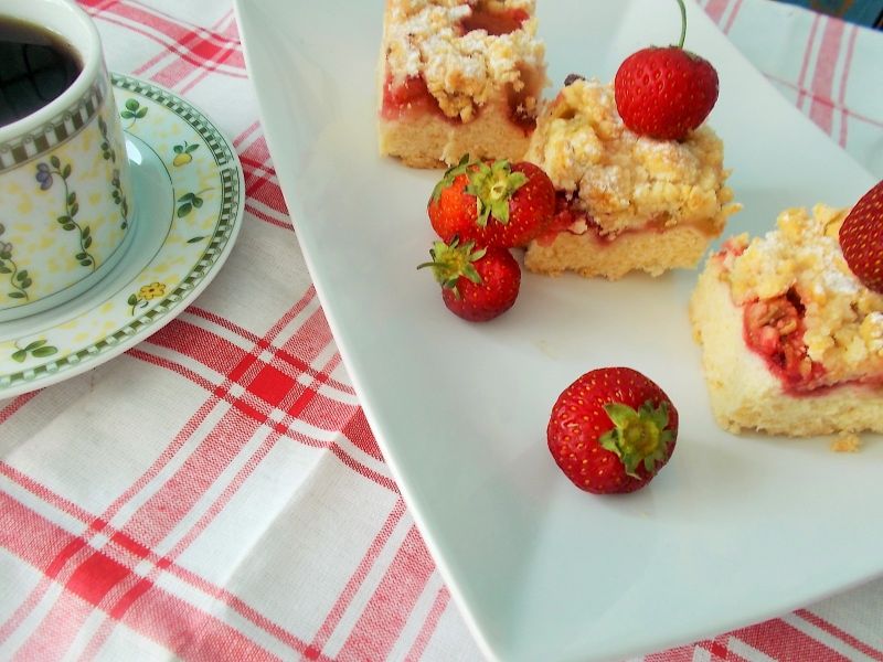 Ciasto z truskawkami i rabarbarem