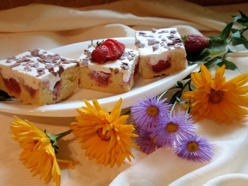 Ciasto  z truskawkami i  śmietaną Ciasto  z truskawkami i  śmietaną