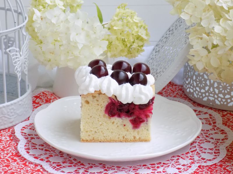 Ciasto z wiśniami i bitą śmietaną