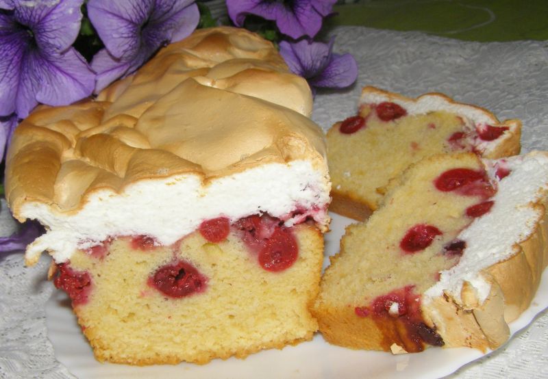 Ciasto z wiśniami i pianką bezową
