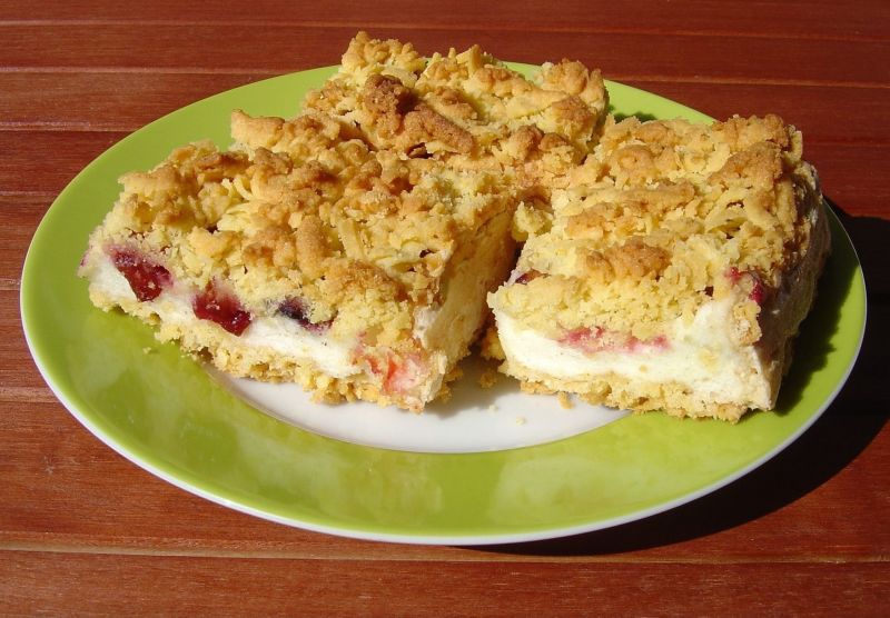 Ciasto ze śliwkami i budyniową pianką Ciasto ze śliwkami i budyniową pianką