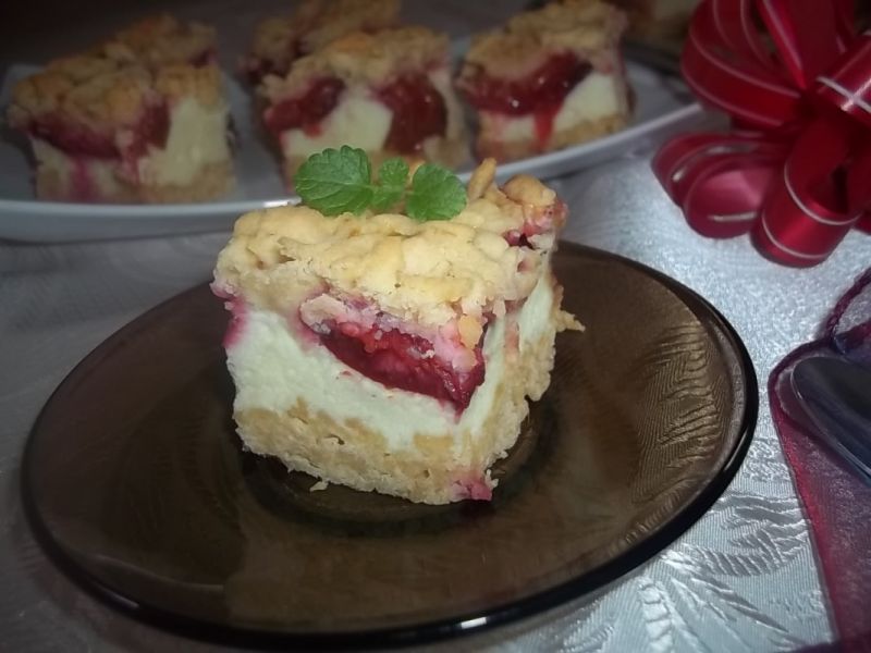 Ciasto ze śliwkami i pianką budyniową Ciasto ze śliwkami i pianką budyniową