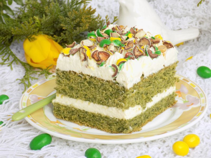 Ciasto ze szpinakiem, kremem i cukierkami Ciasto ze szpinakiem, kremem i cukierkami