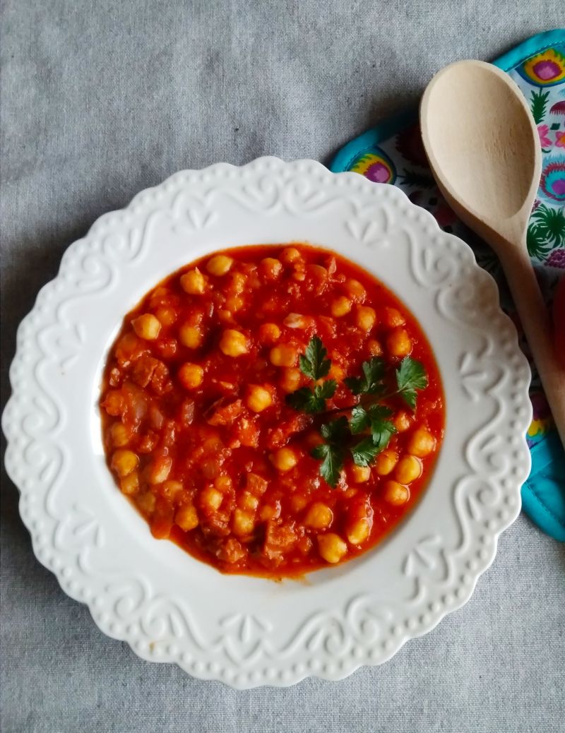 Ciecierzyca po bretońsku z kiełbasą chorizo 