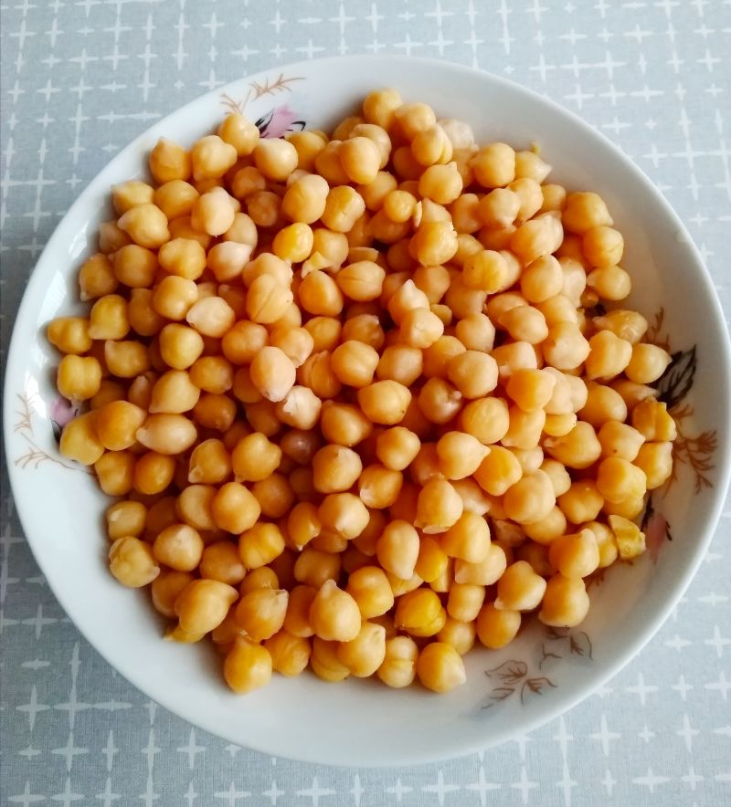 Ciecierzyca po bretońsku z kiełbasą chorizo 