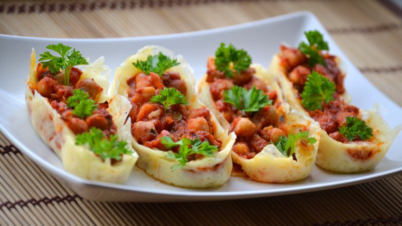 Ciecierzyca w pomidorach, w serowych łódeczkach Ciecierzyca w pomidorach, w serowych łódeczkach