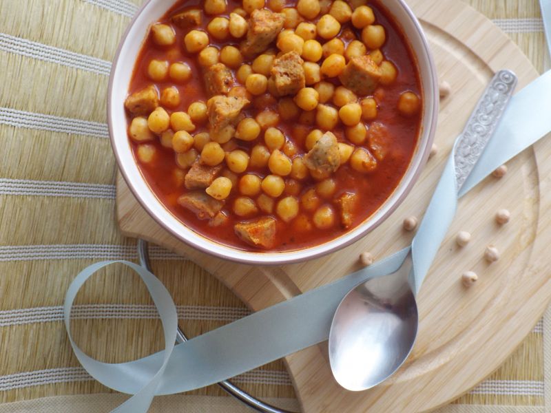 Ciecierzyca z białą kiełbasą w sosie pomidorowym