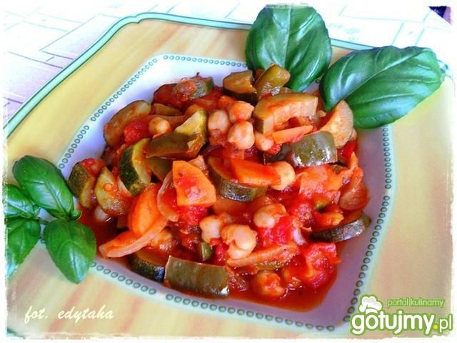 Ciecierzyca z warzywami w pomidorach