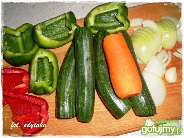 Ciecierzyca z warzywami w pomidorach