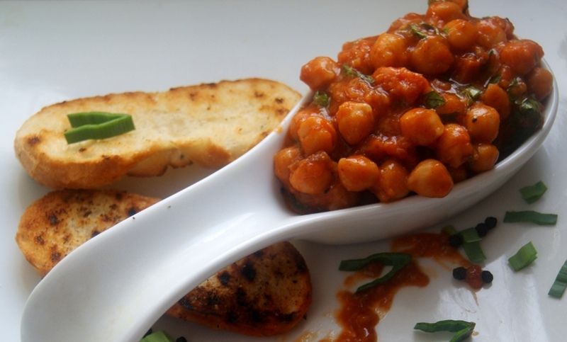 Cieciorka na pomidorowo ( z kiełbasą) Cieciorka na pomidorowo ( z kiełbasą)