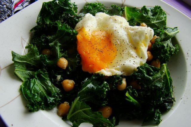 Cieciorka z jarmużem z patelni 