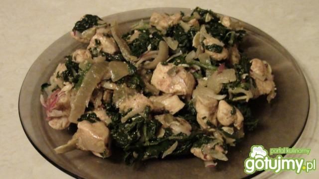 Ciekawa sałatka z kurczaka i szpinaku. Ciekawa sałatka z kurczaka i szpinaku.