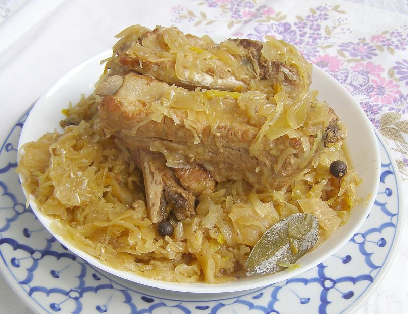 Cielęce żeberka z kapustą kiszoną z szybkowara Cielęce żeberka z kapustą kiszoną z szybkowara