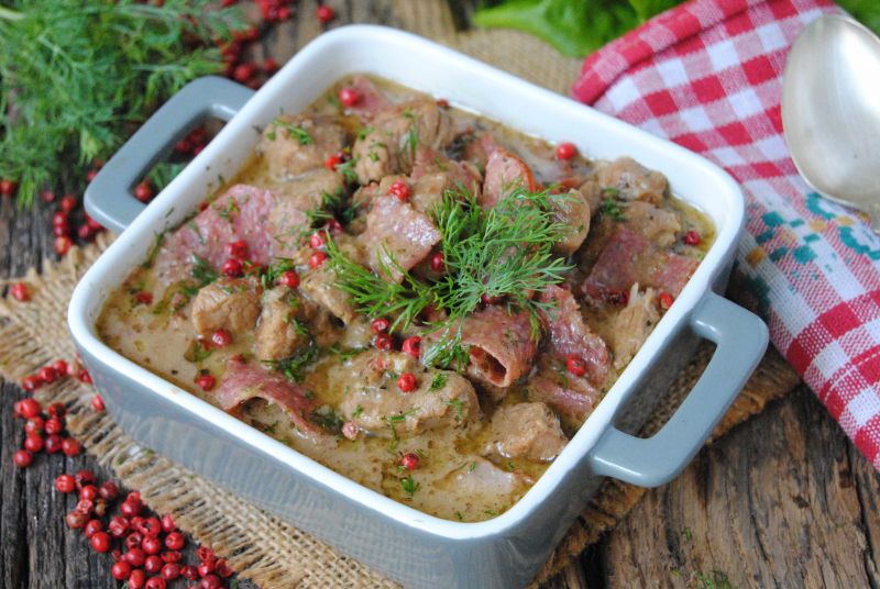 Cielęcy gulasz na pisie z salami