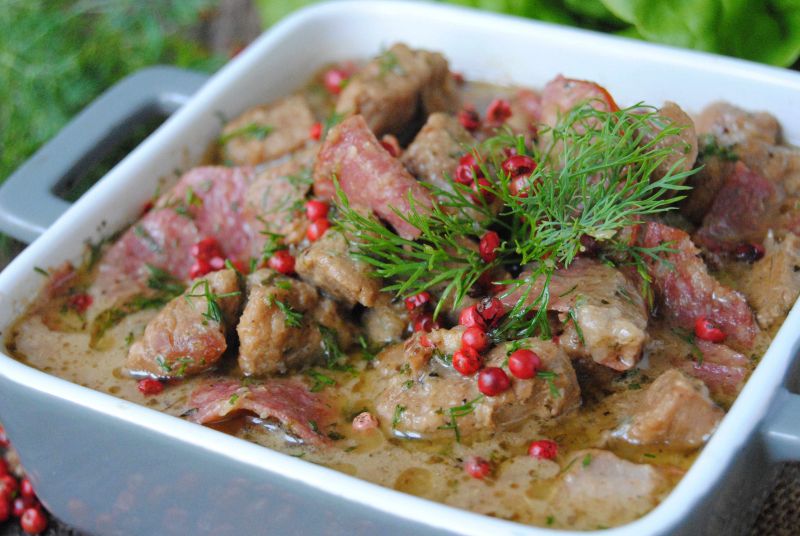 Cielęcy gulasz na pisie z salami