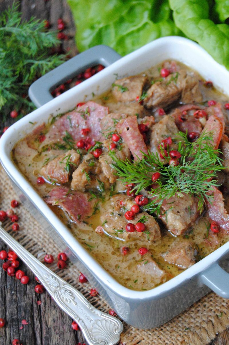 Cielęcy gulasz na pisie z salami