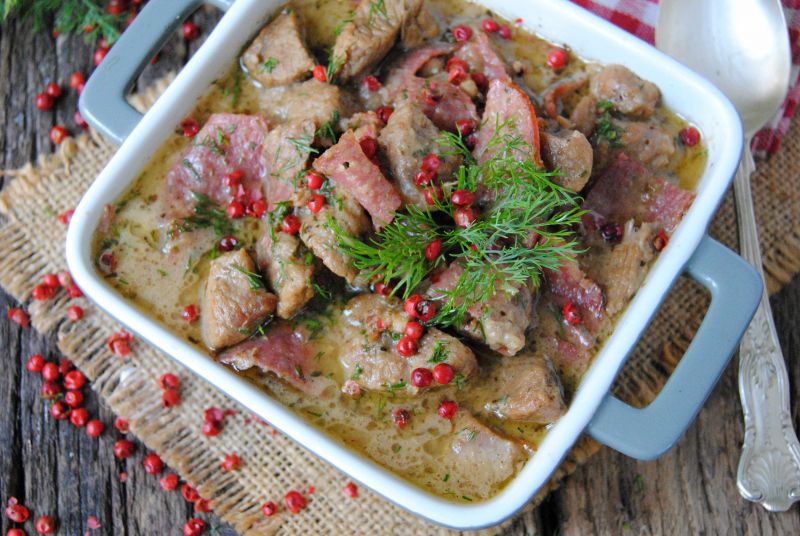 Cielęcy gulasz na pisie z salami