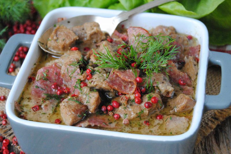 Cielęcy gulasz na pisie z salami