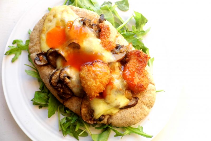 Ciemna Pita zapiekana mięskiem i pieczarkami 