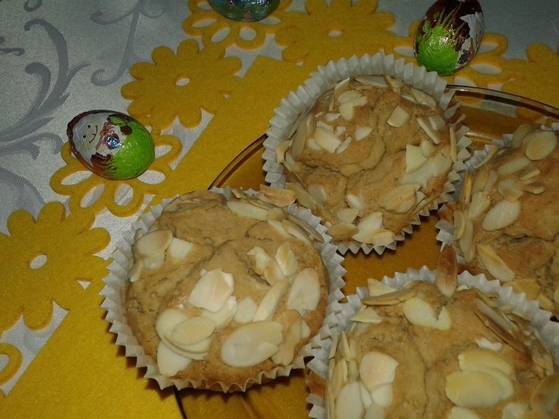 Ciemne babeczki o smaku amaretto z migdałami Ciemne babeczki o smaku amaretto z migdałami