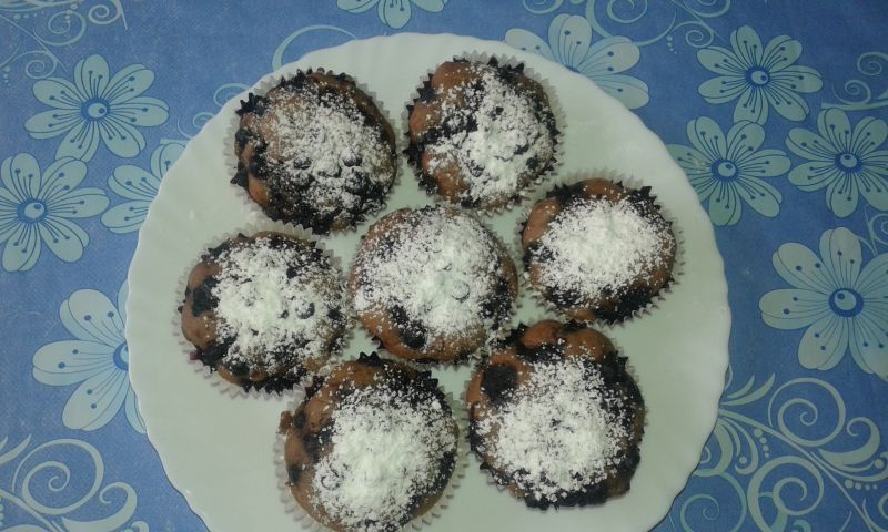 Ciemne babeczki z jagodami i czekoladą