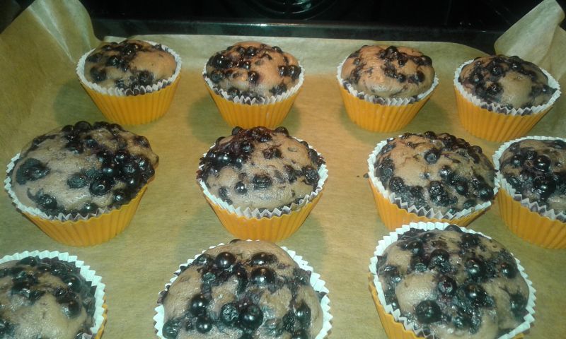 Ciemne babeczki z jagodami i czekoladą