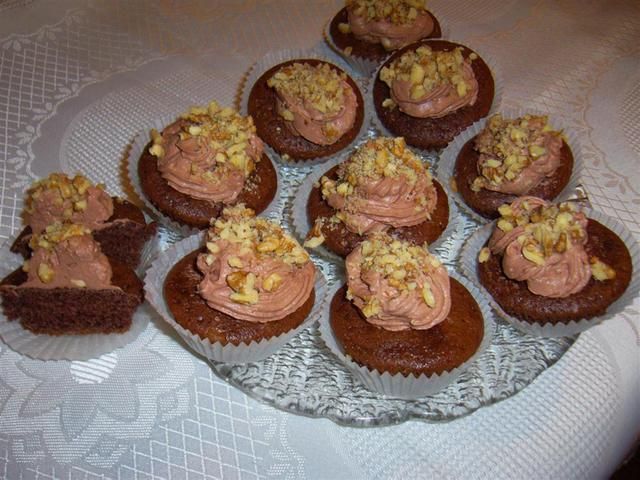 Ciemne babeczki z kremem i orzechami 