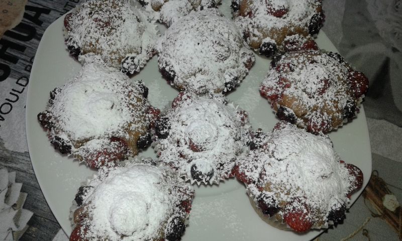 Ciemne babeczki z truskawkami i borówkami