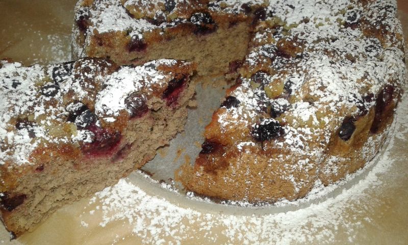 Ciemne ciasto bezproszkowe z owocami Ciemne ciasto bezproszkowe z owocami