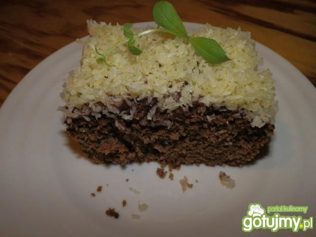 Ciemne ciasto z dżemem i wiórkami kokos.