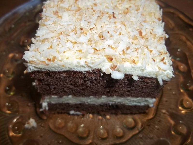 Ciemne ciasto z kremem i wiórkami