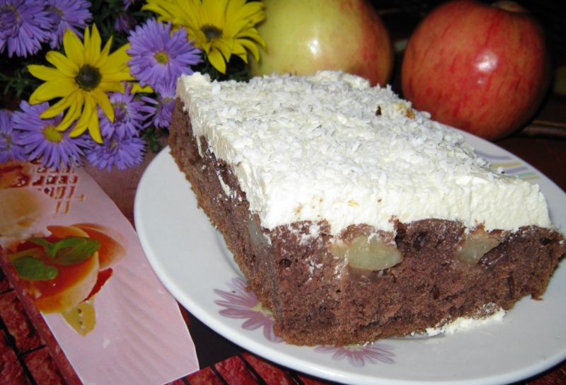 Ciemne ciasto z owocami i kremem