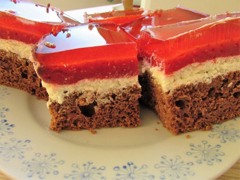 Ciemny biszkopt z dodatkami