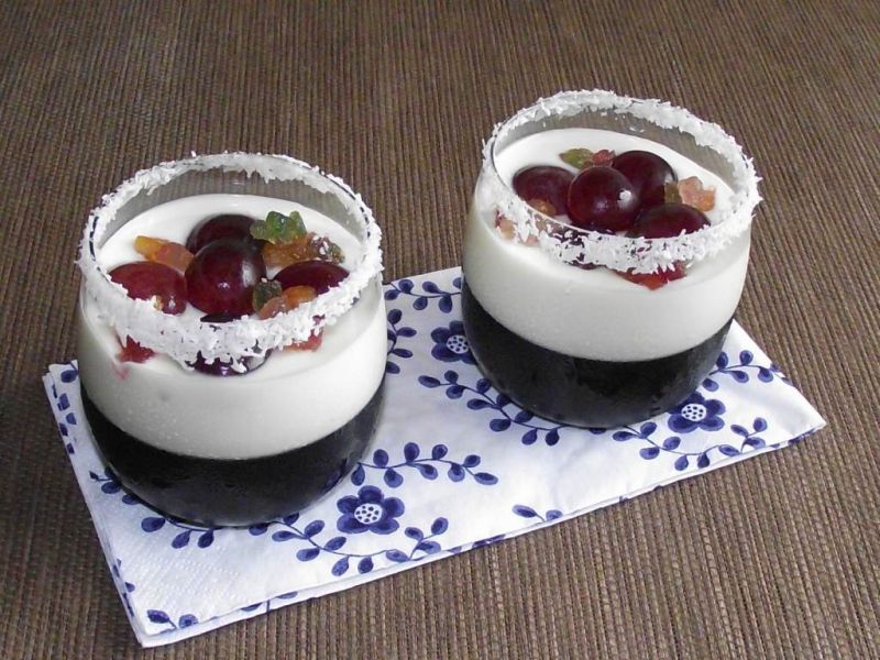 Ciemny deser z jasną nutą z winogronami  Ciemny deser z jasną nutą z winogronami