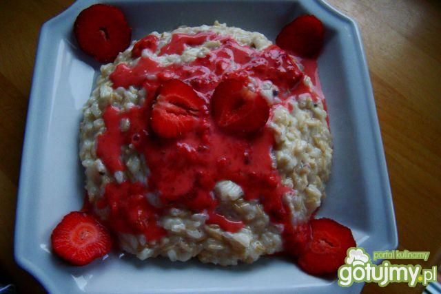 Ciemny ryż na mleczku z truskawkami 