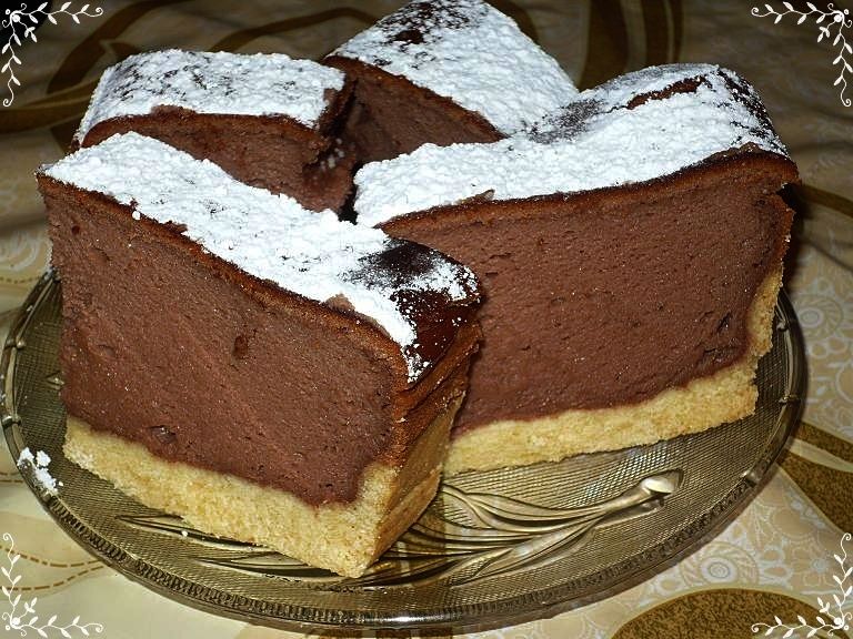 Ciemny sernik na kruchym spodzie