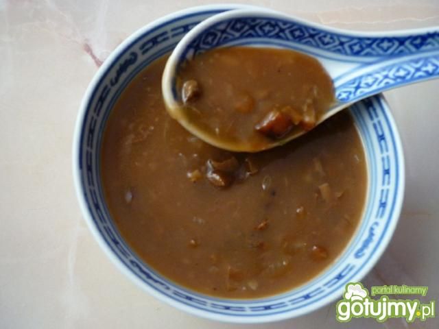 Ciemny sos z suszonych grzybów